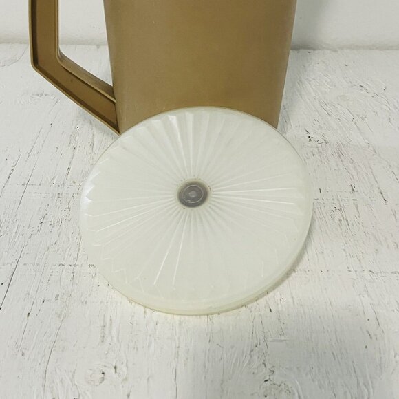 Vintage Tupperware 2 Qt Pitcher Harvest Tan Brown w/ White Push Button Lid - Picture 6 of 10